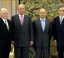 Su Majestad el Rey con los directivos de la Société Générale