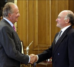 Don Juan Carlos recibe el saludo del Presidente Mundial de la Sociéte Générale, Daniel Bouton