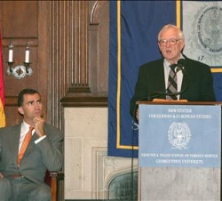 S.A.R. el Príncipe de Asturias durante la Conferencia Magistral del Profesor Stanley Payne
