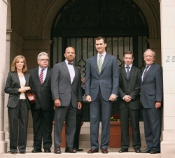 El Príncipe de Asturias en un momento de su visita a la antigua residencia de la embajada española en Washington para ser informado del proyecto de su