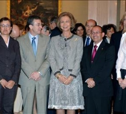 Doña Sofía junto a los responsables académicos que recibieron el Premio a la Acción Magistral