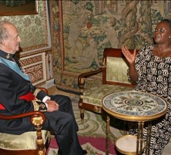 Su Majestad el Rey con la Embajadora de la República de Kenia, Raychelle Awuor Omamo, en el Palacio Real durante la presentación de cartas credenciale