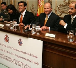 Su Majestad el Rey, en la mesa presidencial, junto al  ministro de Justicia y el abogado general del Estado