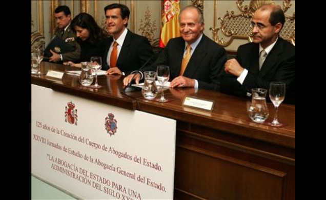 Su Majestad el Rey, en la mesa presidencial, junto al  ministro de Justicia y el abogado general del Estado