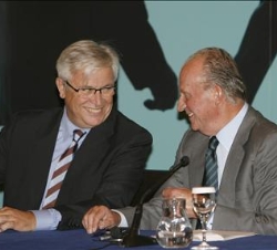 El Rey Juan Carlos conversa con el ministro de Industria, Turismo y Comercio, Joan Clos