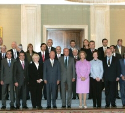 Sus Majestades junto a los asistentes