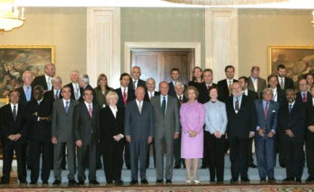 Sus Majestades junto a los asistentes