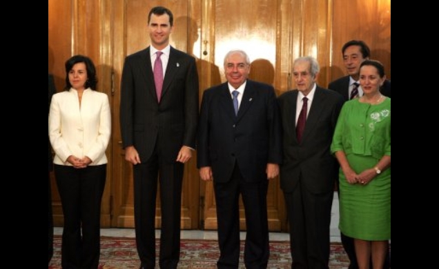 Don Felipe junto a los galardonados