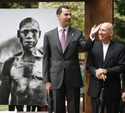 El Príncipe de Asturias junto al autor de la exposición, el brasileño Sebastião Salgado