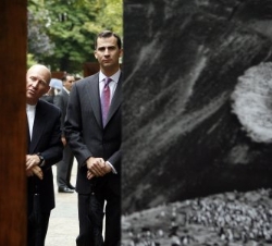 Don Felipe durante Su visita a la exposición