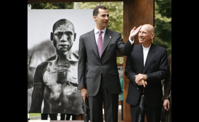 El Príncipe de Asturias junto al autor de la exposición, el brasileño Sebastião Salgado