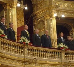 Don Juan Carlos con el Presidente de la Comisión Europea Jose Manuel Barroso, el Primer Ministro Ferenc Gyurcsany, el Presidente austriaco Heinz Fisch