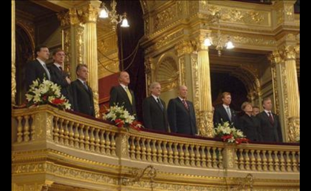 Don Juan Carlos con el Presidente de la Comisión Europea Jose Manuel Barroso, el Primer Ministro Ferenc Gyurcsany, el Presidente austriaco Heinz Fisch