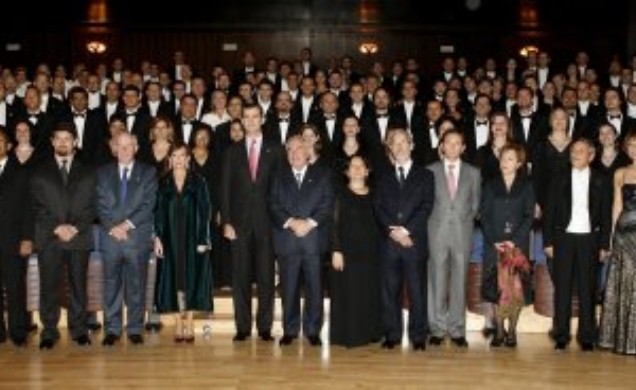 Don Felipe, junto a los componentes de la Sinfónica del Principado, el Coro de la Fundación y de la Orquesta del Estado de Sao Paulo