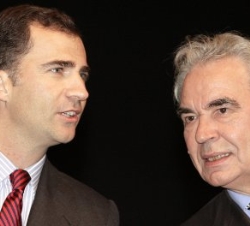 Don Felipe, conversa con el presidente de la Asociación Española de Codificación Comercial, Juan José Iralde
