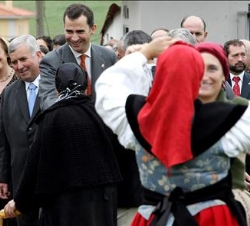 Su Alteza Real el Príncipe de Asturias durante su visita a Sariego