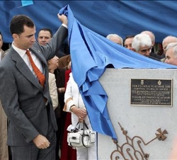 Don Felipe descubre una placa conmemorativa del Premio Pueblo Ejemplar de Asturias 2006