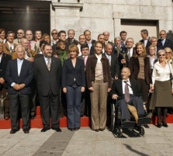 Sus Altezas Reales con los homenajeados
