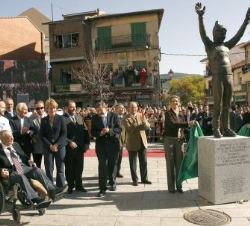 Doña Elena y Doña Cristina descubriendo una estatua homenaje a los 29 campeones de esquí del pueblo de Cercedilla