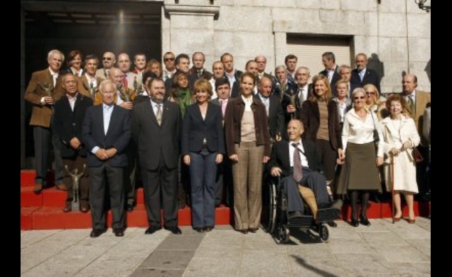 Sus Altezas Reales con los homenajeados