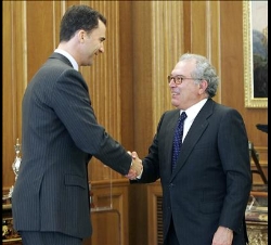 Don Felipe saluda al presidente de la "Fundación DMR Consulting"