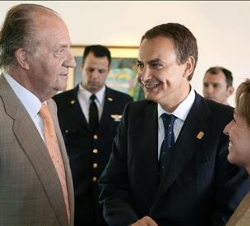 Don Juan Carlos conversa con el presidente del Gobierno, José Luis Rodríguez Zapatero, y con la secretaria de Estado para Iberoamérica, Trinidad Jimén