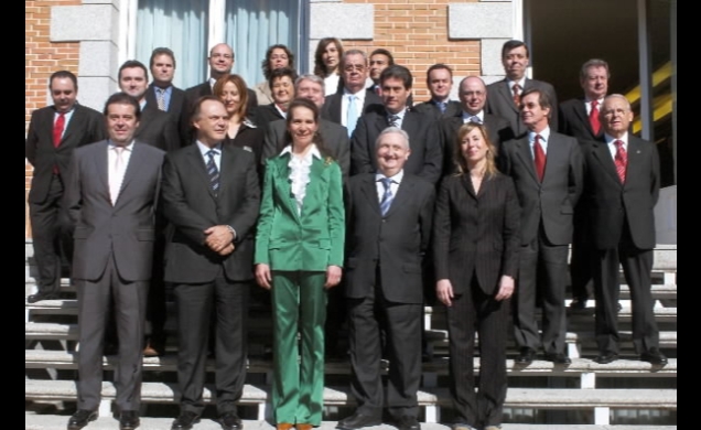 Doña Elena junto al Comité Organizador y colaboradores de la Campaña "Un juguete, una ilusión",