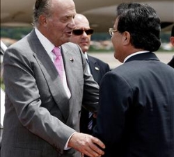 Don Juan Carlos saluda al presidente de Paraguay, Nicanor Duarte, a su llegada a el aeropuerto de Asunción