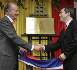 Su Majestad el Rey saluda al alcalde de Asunción, Enrique Riera durante la inauguración del Centro municipal de Promoción Empresarial