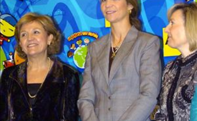 Su Alteza Real la Infanta Doña Elena, acompañada por la secretaria de Estado de Asuntos Sociales, Familias y Discapacidad, y la directora general del 
