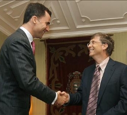 Su Alteza Real recibe el saludo del Sr. Gates momentos antes del inicio de la audiencia