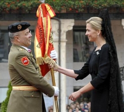 Doña Cristina hace entrega del Estandarte al coronel jefe del Regimiento de Transmisiones número uno