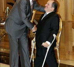 Don Juan Carlos recibe el saludo del Secretario General de la Organización de Estados Iberoamericanos para la Educación, la Ciencia y la Cultura, el S