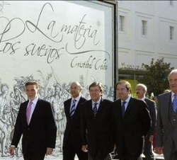 Su Majestad el Rey, acompañado del presidente de la Junta de Castilla y León, el presidente del Parlamento regional, el delegado del Gobierno en Casti