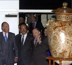 Don Juan Carlos, acompañado del presidente de la Junta de Castilla y León y del alcalde de Valladolid, atiende a las explicaciones del comisario Ferna