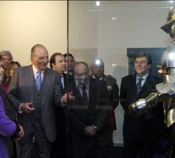 Don Juan Carlos, junto a la consejera de Cultura y el presidente de la Junta de Castilla y León, observa una armadura de la exposición