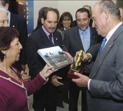 Su Majestad el Rey recibe el Pingüino de Oro 2006, distinción con la que el club organizador de la concentración invernal Pingüinos, Turismoto, señala
