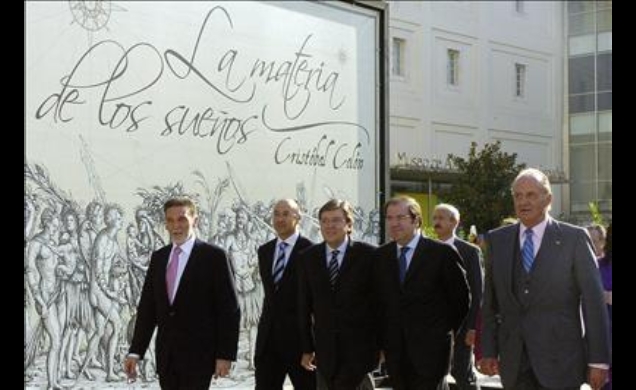 Su Majestad el Rey, acompañado del presidente de la Junta de Castilla y León, el presidente del Parlamento regional, el delegado del Gobierno en Casti