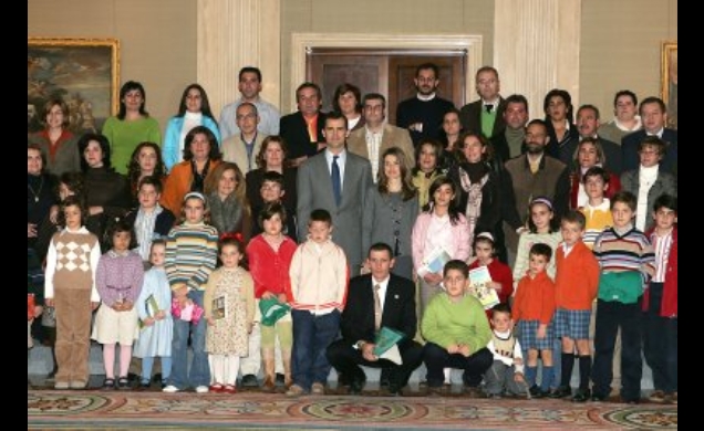 Los Príncipes de Asturias junto a la Junta Directiva y representación de la Asociación Ecologista "Guardabosques de Jódar"