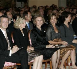 Doña Sofía, con la ministra de Sanidad y Consumo, Elena Salgado, la presidenta de Prosegur, Helena Revoredo, el secretario de Estado de Seguridad, Ant