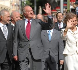Don Juan Carlos y Doña Sofía corresponden a la cariñosa acogida de los tinerfeños a su llegada a la Plaza del Príncipe de Asturias de Santa Cruz de Te