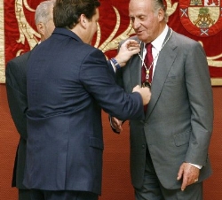 Don Juan Carlos recibe la Medalla de Oro del Parlamento de manos del presidente del Parlamento de Canarias, Gabriel Mato
