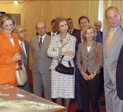 Sus Majestades, acompañados por la ministra de Sanidad y Consumo, Elena Salgado, atienden a las explicaciones sobre la futura central de energías alte