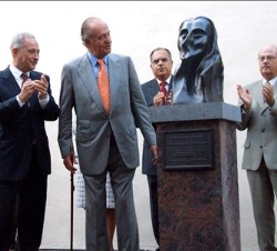 Don Juan Carlos acompañado por el presidente de Canarias, Adán Martín , el presidente del Cabildo gomero, Casimiro Curbelo, y el delegado del Gobierno