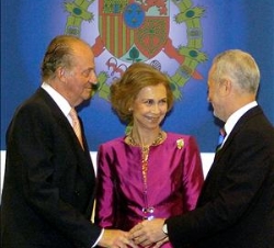 Los Reyes conversan con el presidente del Gobierno de Canarias, Adán Martín, durante la recepción a representantes de la sociedad tinerfeña