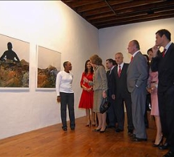 Sus Majestades los Reyes durante la inauguración de la "Primera Bienal de Arquitectura, Arte y Paisaje", que se expone en la Casa de los Cor