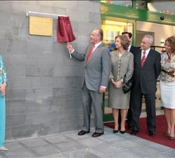 Los Reyes en presencia de la consejera de Sanidad del Gobierno de Canarias, María del Mar Julios, el presidente de Canarias, Adán Martín y la alcaldes