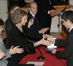 Doña Sofía entrega la Medalla de Oro al artista italiano Michele del Campo