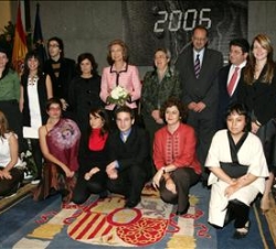 La Reina, con los alumnos de la 10ª Promoción de la Escuela de Grabado y Diseño Gráfico de la Fundación Real Casa de la Moneda