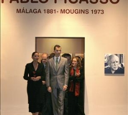 Don Felipe, durante su visita a la muestra sobre Pablo Picasso